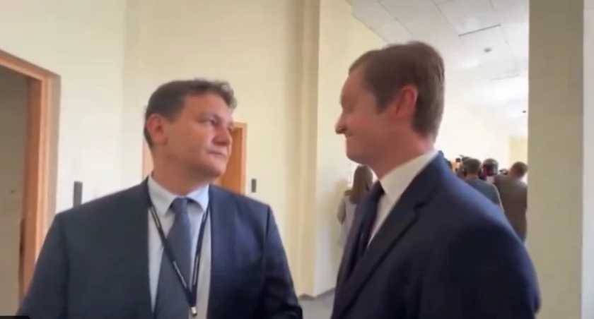 Sebastian kaleta rozmawia z prokuratorem prowadzącym czynności przeszukania gabinetu Przemysława Radzika 