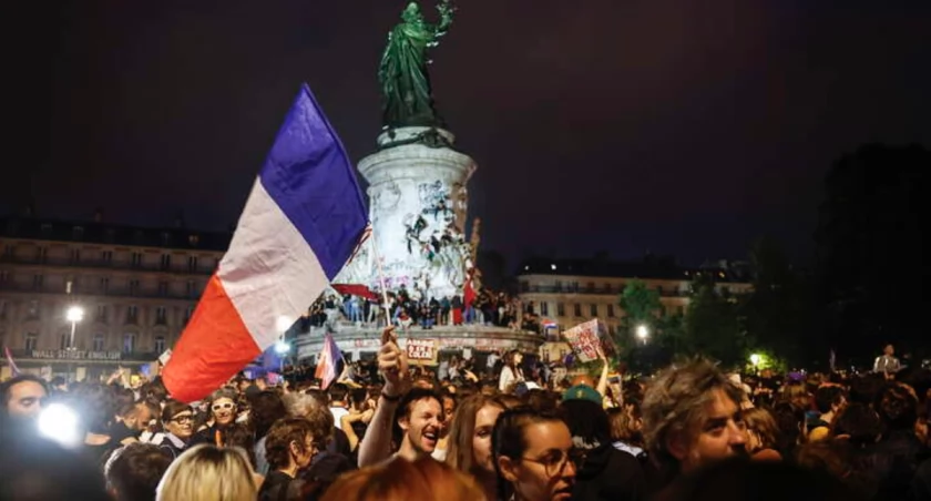 Wyniki wyborów we Francji. Świętowanie na Placu Republiki w Paryżu