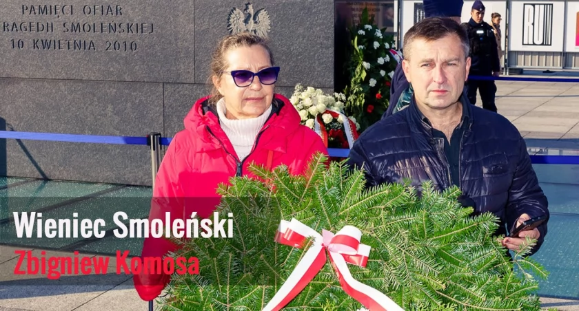 171. miesięcznica smoleńska. Zbigniew Komosa próbuje złożyć wieniec obywateli 