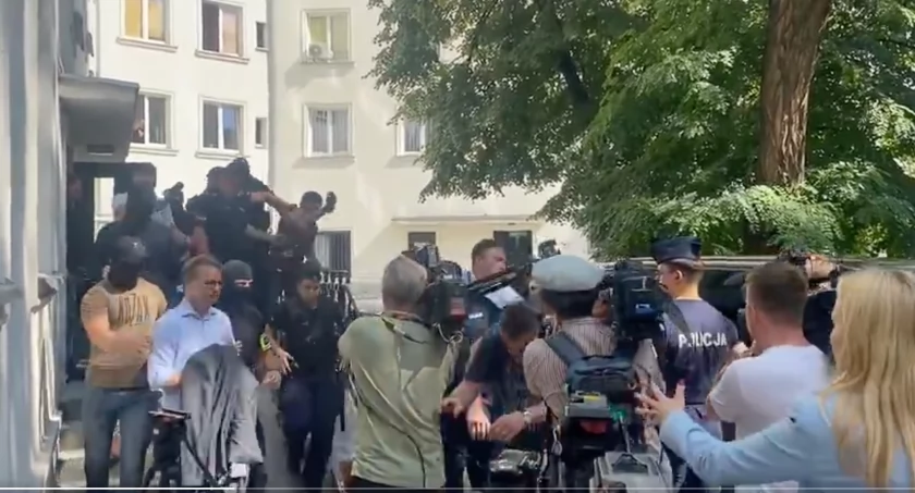 Nagrania z zatrzymania Marcina Romanowskiego. Pracownik TV Republika przepycha się z policjantami i obraża funkcjonariuszy