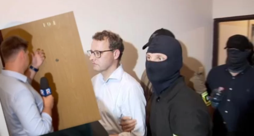 Michał Gwardyński dobija się do drzwi Marcina Romanowskiego. Pracownik TV Republika obrażał policjantów na służbie 