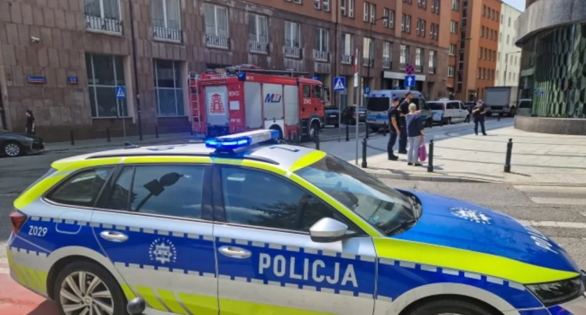 Ewakuacja ludzi z budynku Ministerstwa Rodziny. Zatrzymany Białorusin z podejrzaną paczką