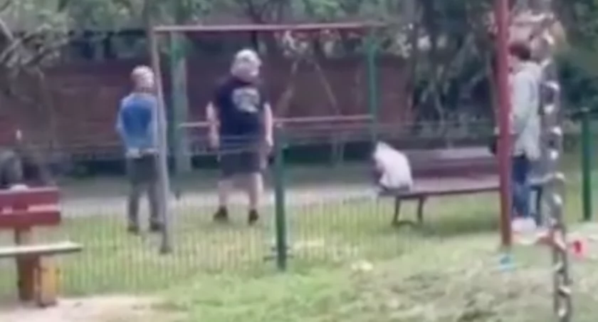 Ukrainka z dzieśmi zaatakowana na placu zabaw. Sprawca przestępstwa poszukiwany