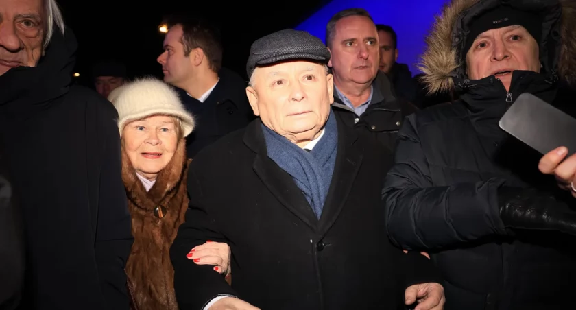 Jarosław Kaczyński w otoczeniu kobiet głosujących na PiS
