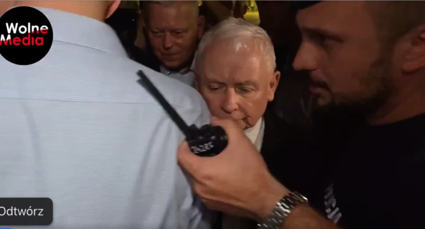 Walka o wieniec Zbigniewa Komosy. Jarosław Kaczyński znów kradnie wieniec smoleński