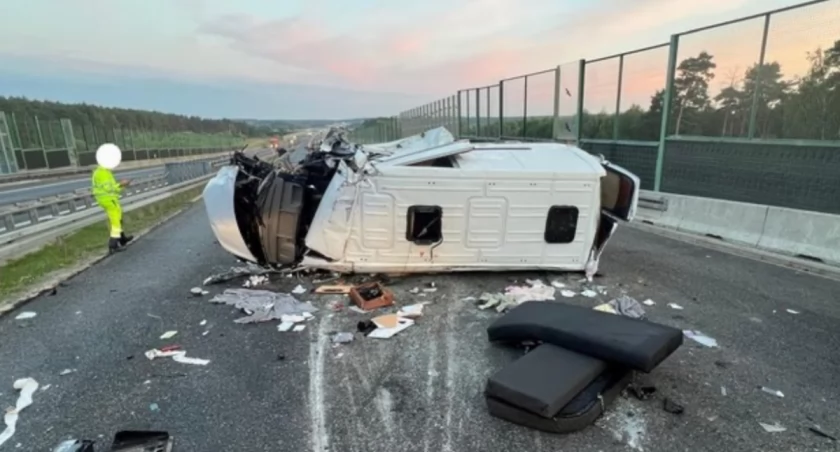 MIejsce wypadku na A2 – bus, k†gry uderzył w auto służby drogowej