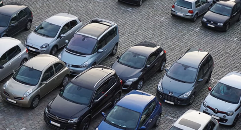Dzieci pozostawione w aucie na parkingu w Zatorze. Rodzice na zakupach
