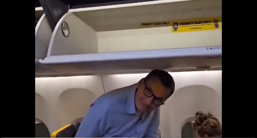 Mateusz Morawiecki przywitany przez pasażerów w Ryanair. Polityk PiS został wyśmiany podczas podróży 