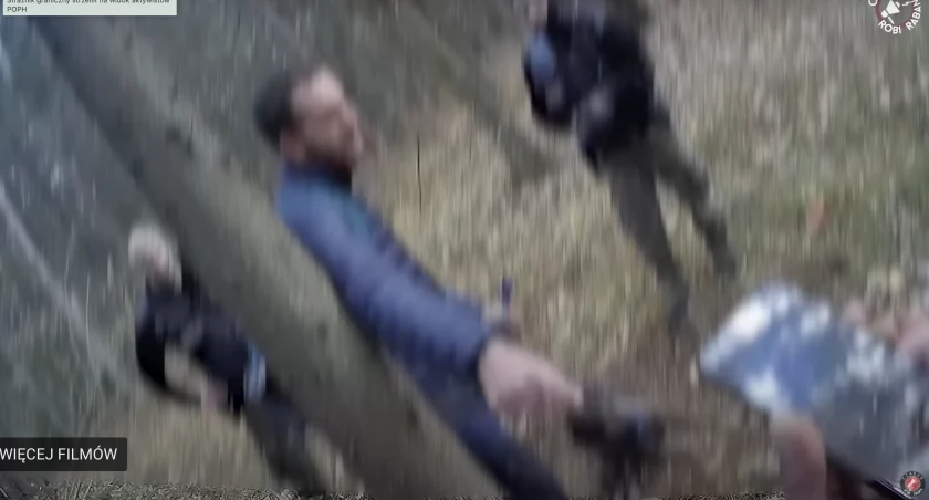 Fragment nagrania z incydentu na granicy. Strażniczka strzela do aktywistów i ratowników Podlaskiego Ochotniczego Pogotowia Humanitarnego 