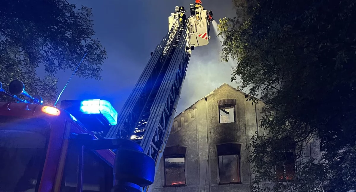 Strażacy w nocy gaszą pożar zabytkowego pałacu w Piekarach. Akcja gaśnicza