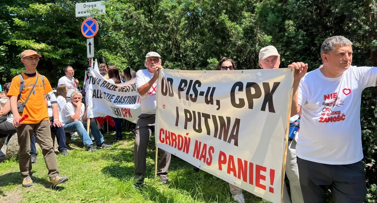 Mieszkańcy wsi protestujący przeciwko budowie CPK