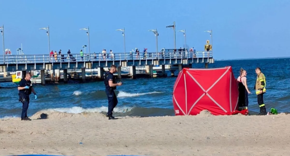 Akcja ratunkowa na plaży w Mechelinkach. Policja zabezpiecza znalezione ciało mężczyzny