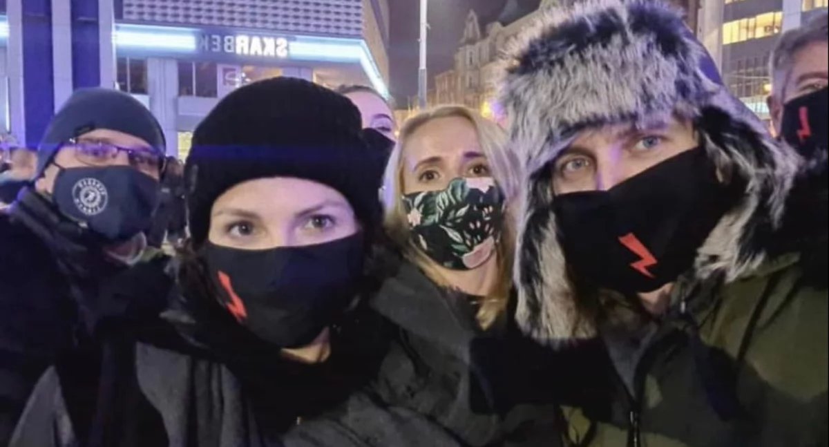 Kobiety protestujące w sprawie liberalizacji drakońskiego prawa aborcyjnego wprowadzonego przez rząd PiS