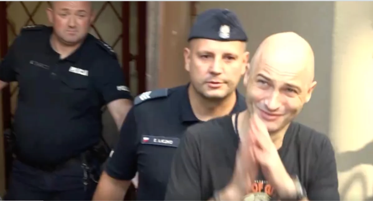 Michał Olszewski wychodzi z sądu w Warszawie po posiedzeniu w sprawie wyłudzeń z Funduszu Sprawiedliwości 
