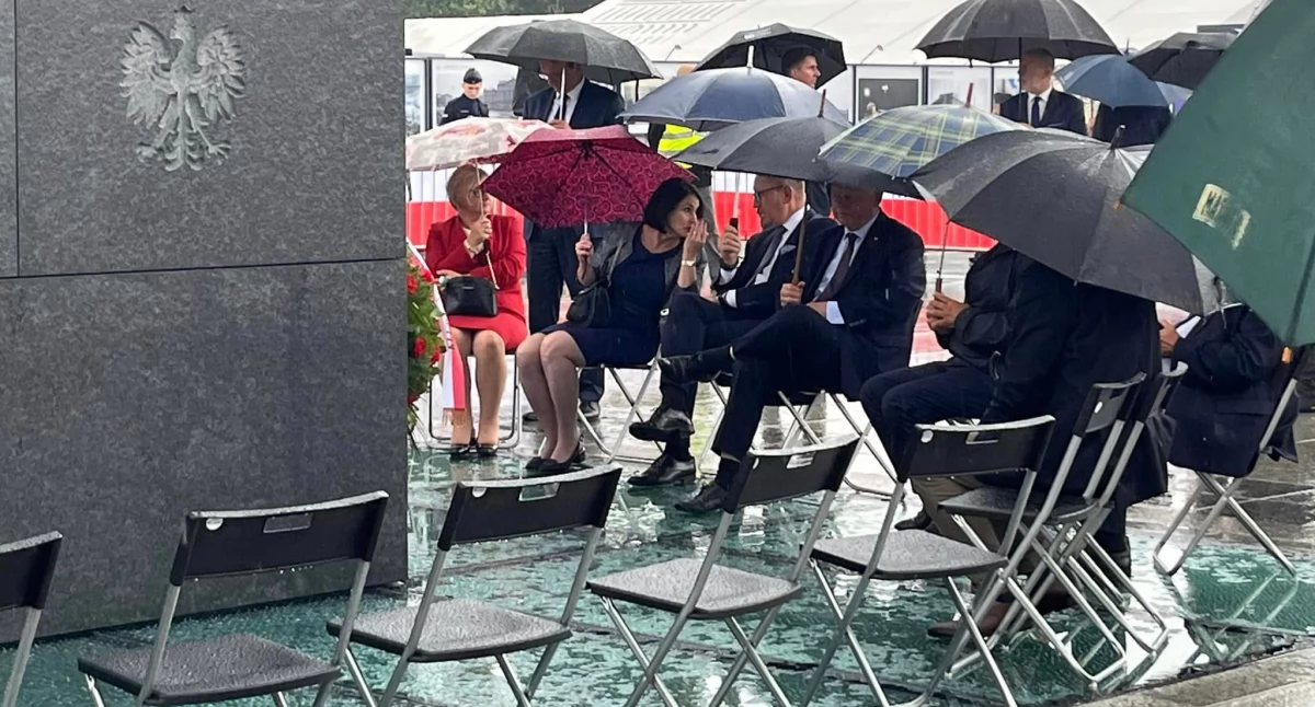 Działacze i posłowie PiS w deszczu pilnują pomnika smoleńskiego. Tak chcą utrudnić złożenie wieńca Zbigniewa Komosy 