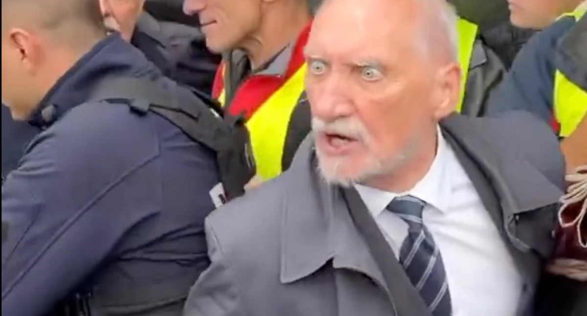 Antoni Macierewicz nagrany podczas kradzieży wieńca sprzed pomnika ofiar katastrofy smoleńskiej 