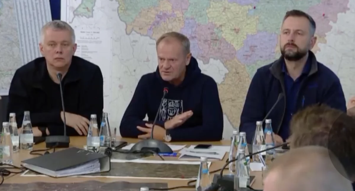 Donald Tusk komentuje informację o mężczyźnie przebranym w mundur, który chciał wysadzić wały przeciwpowodziowe 