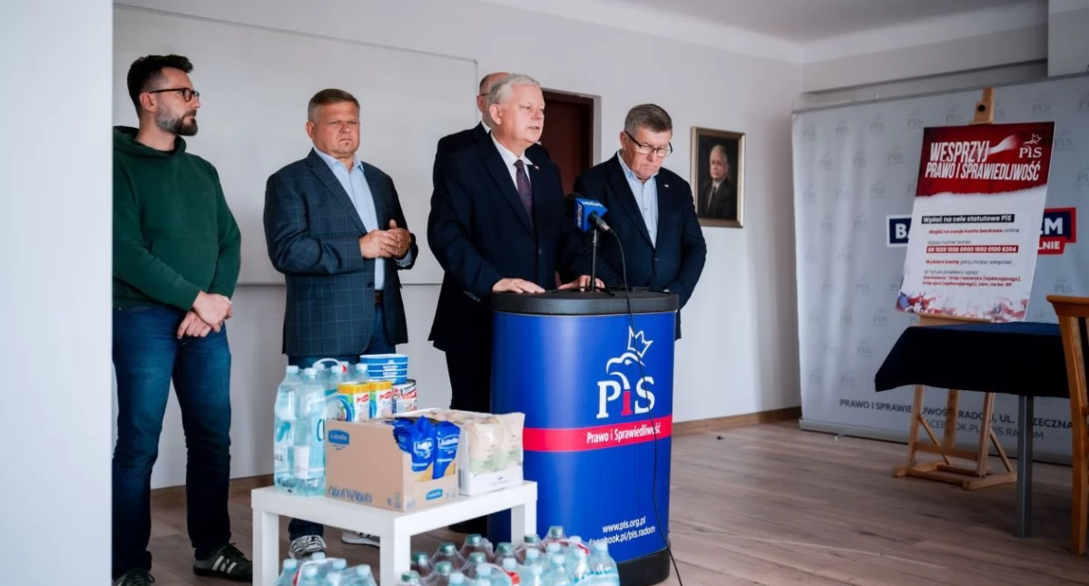 Marek Suski  w Radomiu chwali się darami, które przekazał ofiarom powodzi. Sprawdziliśmy, ile wydał na zakupy 