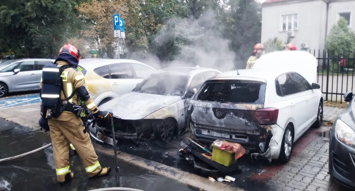 Pożar aut na Saskiej Kępie. Dwa samochody w ogniu, trzeci nadpalony