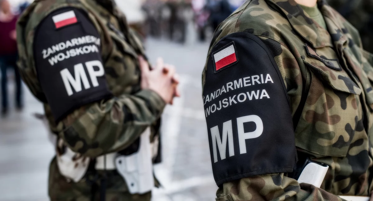 Wypadek kolumny wojskowej na drodze pod Poznaniem. Ranna francuska żołnierka