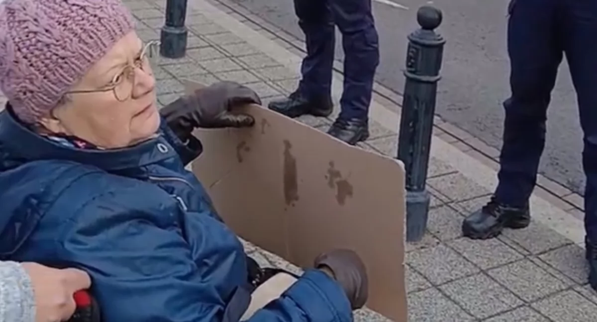 Babcia Kasia na miesięcznicę smoleńską przyjechała na wózku inwalidzkim. Aktywistka protestuje przeciwko kłamstwom PiS