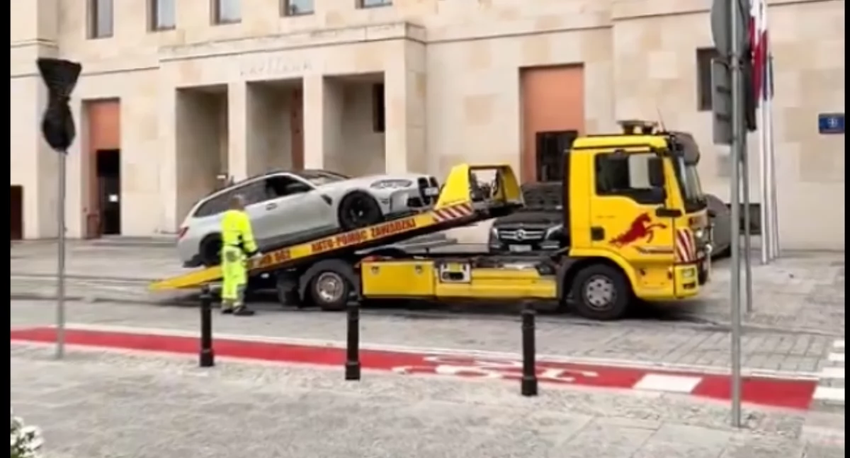 Nagranie wideo z zatrzymania Buddy. Luksusowe samochody Kamila L. holowane sprzed drogiego hotelu Warszawa 