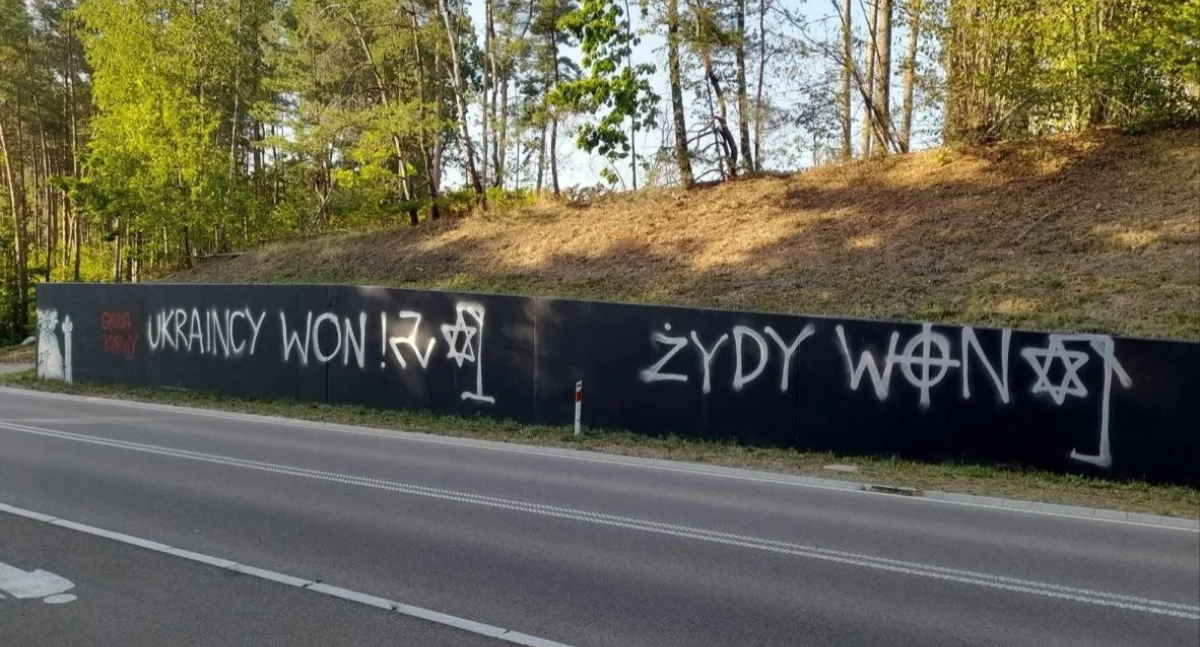 Zdjęcie antysemickiego muralu ze swastykami w Białymstoku przy wjeździe od strony Hajnówki