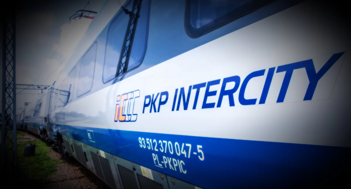 Zdjęcie pociągu PKP Intercity. Maszyna zjechała na zły tor, ewakuacja ludzi