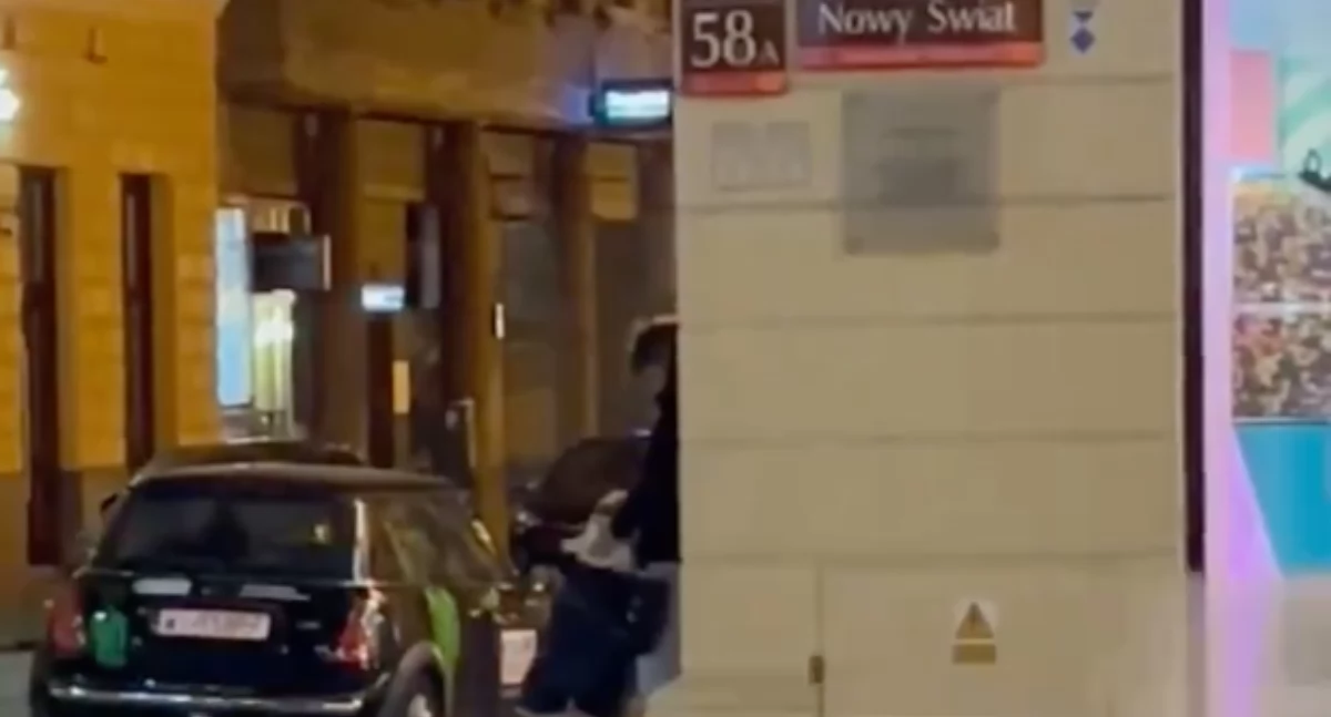 Kadr z nagrania, które pokazuje, jak para nastolatków uprawia seks oralny w centrum Warszawy na ul. Nowy Świat