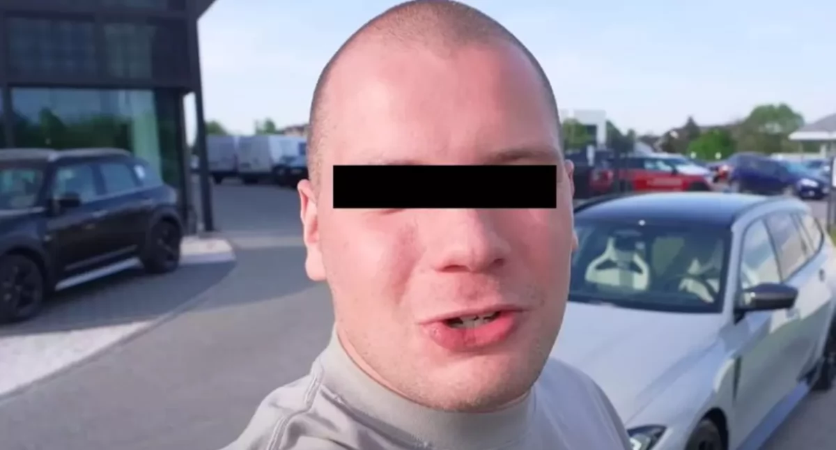Zdjęcie przedstawia aresztowanego youtubera, Kamila L, ps. Budda, oskarżonego o pranie pieniędzy, przekręty na podatku VAT i nielegalne loterie w Internecie