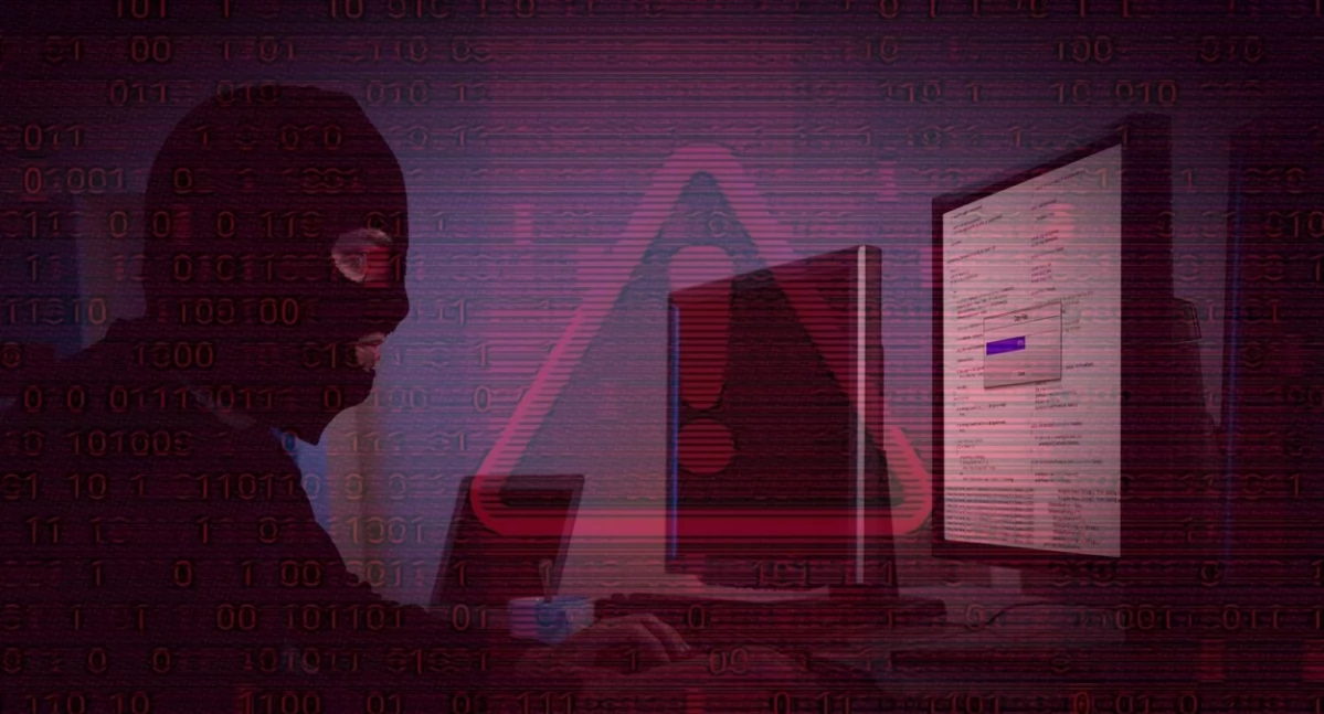 Zdjęcie hakera, który kradnie dane z sieci Super-Pharm. Klienci ostrzeżeni o wycieku danych