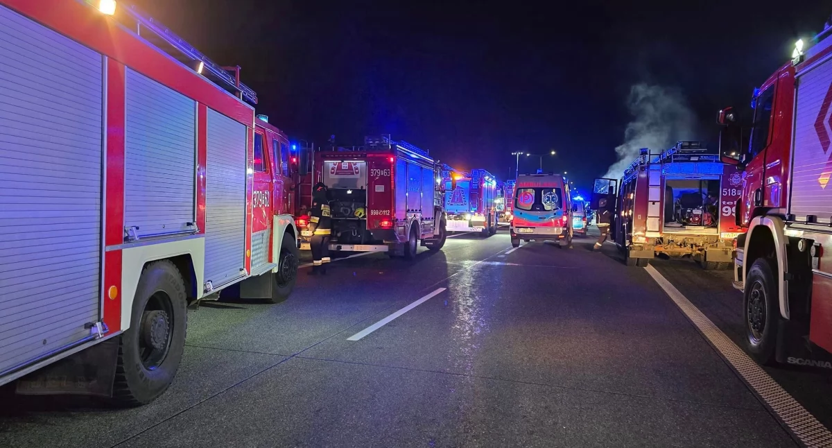 Akcja ratownicza straży pożarnej na autostradzie A2 w Prądówce. Tragiczny wypadek w Wielkopolsce 