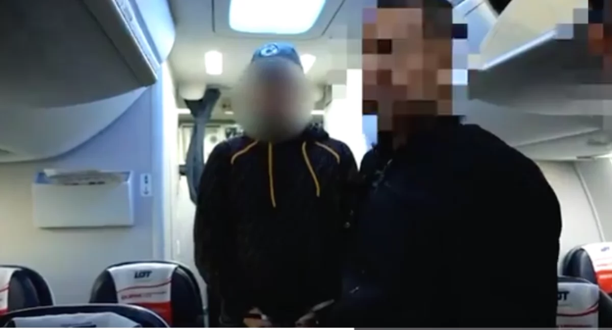 Nagranie z zatrzymania Pawła Szopy. Na zdjęciu zatrzymany i agenci CBA oraz Interpolu 