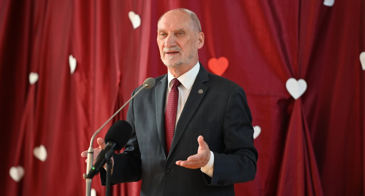 Zdjęcie przedstawia Antoniego Macierewicza, który pobił rekord wykroczeń podczas jednej przejażdżki. Fotografia pochodzi z publicznego profilu polityka