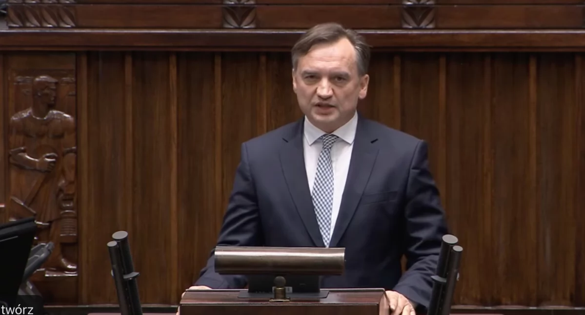 Zbigniew Ziobro na mównicy sejmowej. Byłem ministrowi grozi kara aresztu za lekceważenie wezwań na przesłuchanie przed Komisją Śledczą 