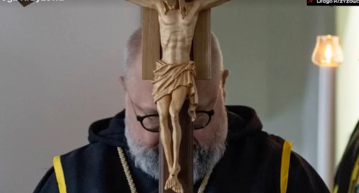 Krzysztof Wąsowski schowany za krzyżem. Prokuratura chce wykluczyć rycerza Maryi z obrony księdza