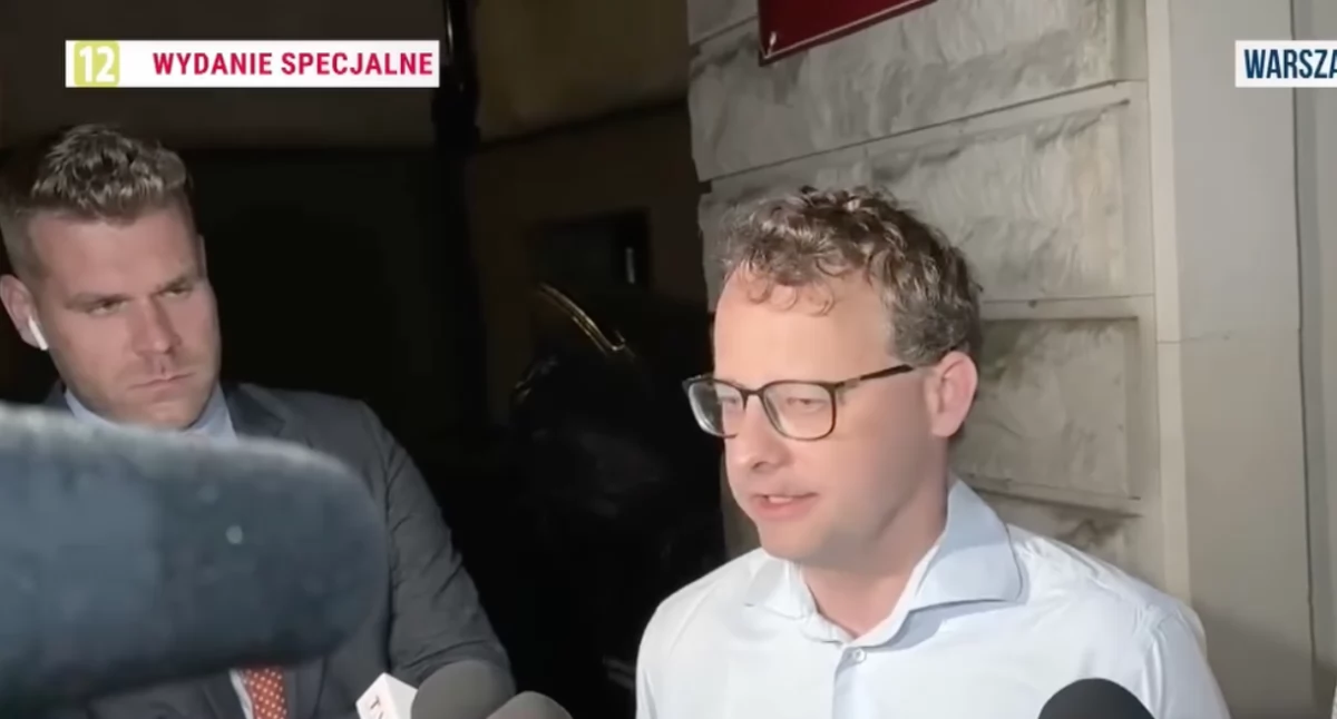 Marcin Romanowski podczas konferencji prasowej. Poseł PiS zaatakował ambasadora USA w Polsce 