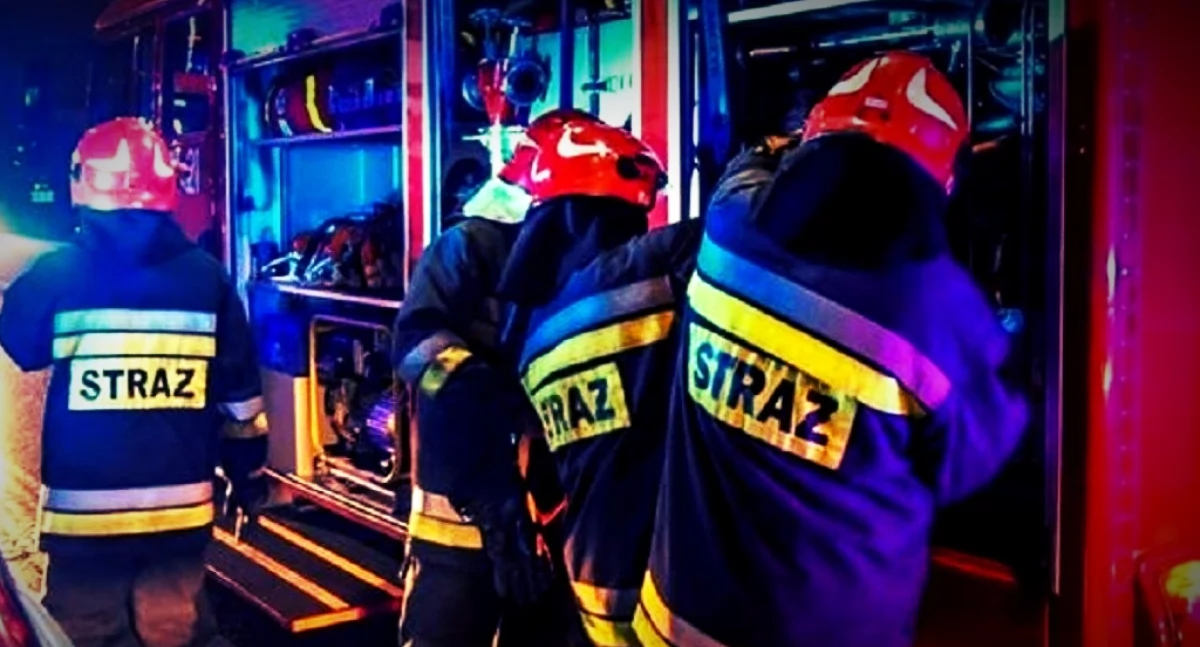 Zdjęcie strażaków w akcji gaśniczej pustostanu w Lublinie. Nie żyją 3 osoby