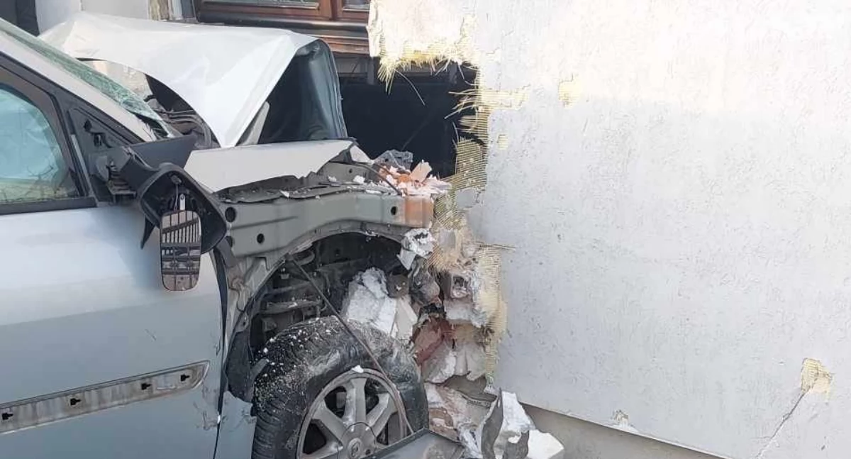 Zdjęcie z zasobów publicznych OSP Galewice przedstawia auto, którym pijana kobieta wjechała w dom