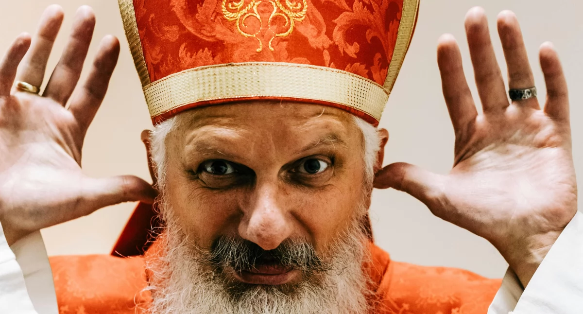 Zdjęcie z zasobów publicznych przedstawia hierarchę kościelnego