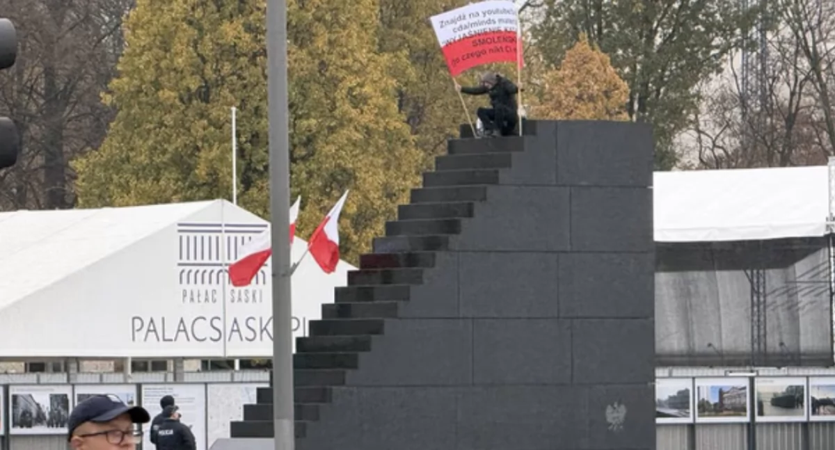 Mężczyzna wszedł na schody smoleńskie. Interwencja policji przed pomnikiem ofiar katastrofy smoleńskiej