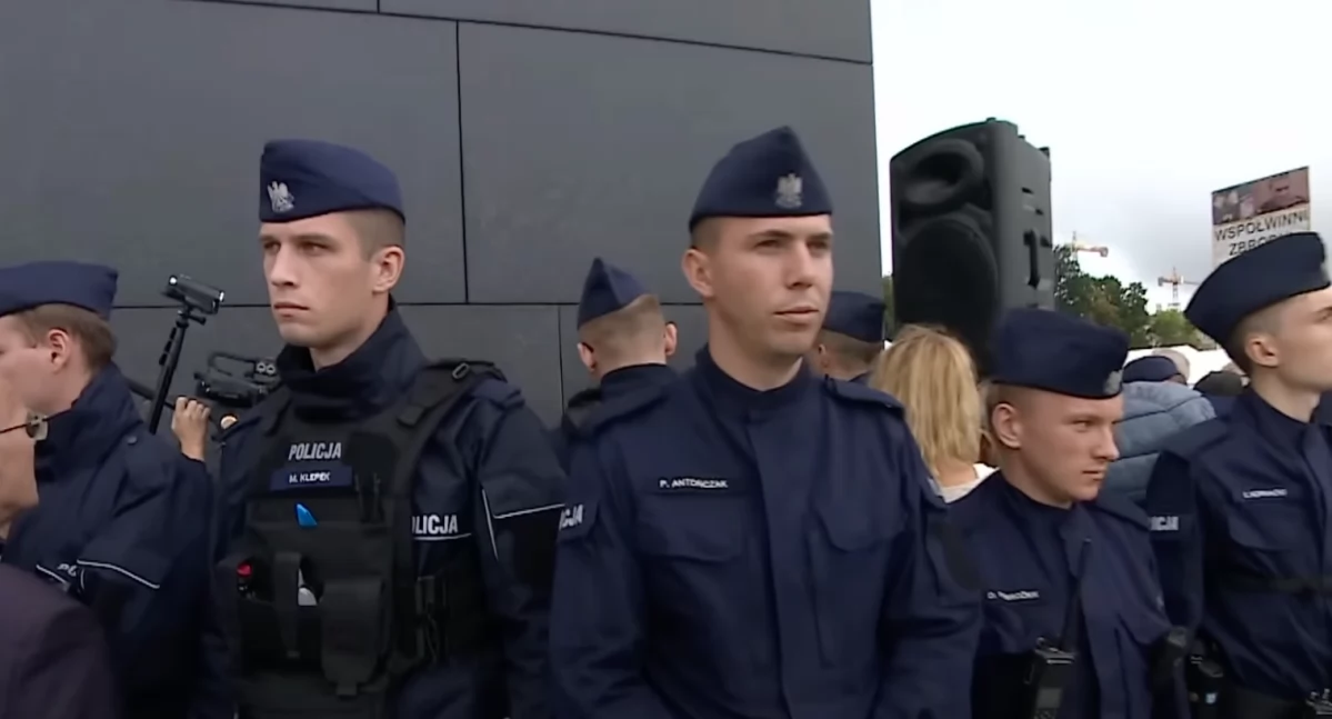 Policjanci podczas ochraniania miesięcznicy smoleńskiej. Dzisiaj 174. raz dojdzie do awantury i kradzieży wieńca Zbigniewa Komosy