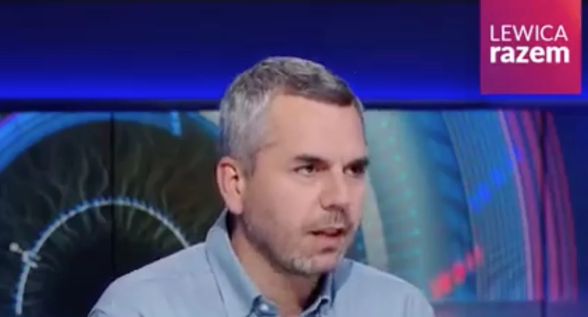 Poseł Maciej Konieczny z partii Razem podczas wywiadu. Współzałożyciel ugrupowania komentuje dezycję o opuszczeniu klubu Lewicy 