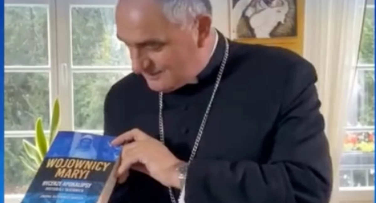 Na zdjęciu biskup Krzysztof Włodarczyk promujący podręcznik. Kler chce kompromisu z MON w sprawie lekcji religii w szkołach 