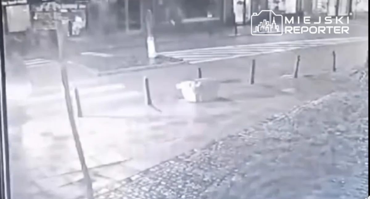 Kadr z nagrania wideo, które pokazuje, jak kierowca forda potrącił pieszego na ul. Mokotowskiej w Warszawie 