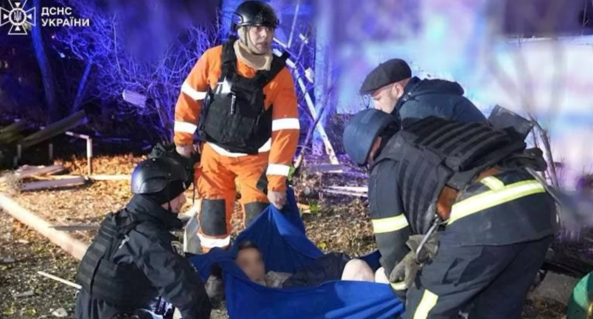 Zdjęcie przedstawia akcję ratunkową po trafieniu rakiety w blok mieszkalny w mieście Sumy. Fotografia z zasobów DSNS Ukrainy/Telegram