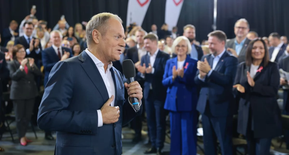 Zdjęcie przedstawia Donalda Tuska przemawiającego na konwencji Platformy Obywatelskiej, żródło: Facebook premiera