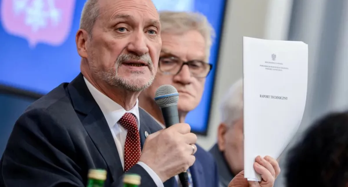 Zdjęcie przedstawia konferencję tzw. komisji smoleńskiej, fotografia z domeny publicznej/Facebook