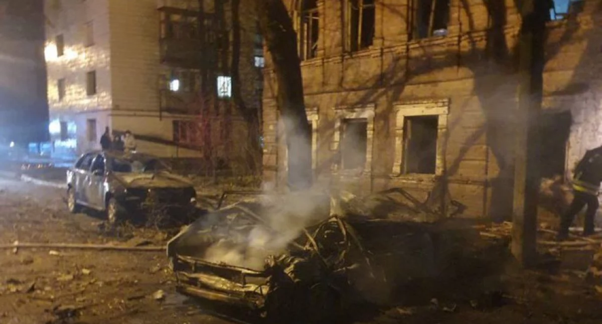 Zdjęcie przedstawia zniszczenia po porannym ataku na miasto Sumy, fot. domena publiczna/X