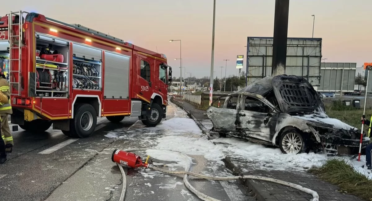 Zdjęcie z wypadku w Mikołowie na Śląsku na DK44. Kierowca samochodu spłonął w pojeździe, pomimo próby ratunku 